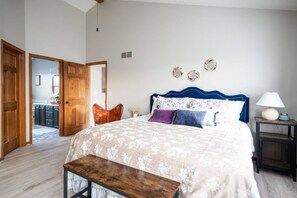 6 bedrooms, desk, iron/ironing board, travel cot