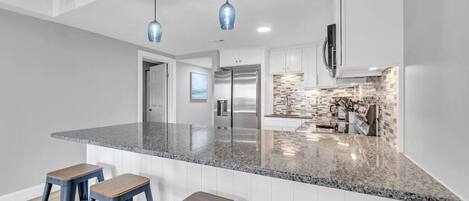 ثلاجة، ميكروويف، فرن، موقد طهي مسطح