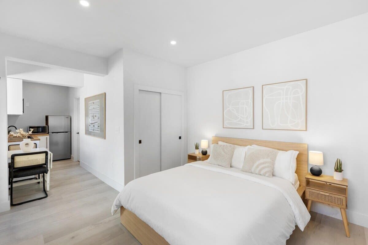 Escritorio, tabla de planchar con plancha, cuna de viaje y wifi 