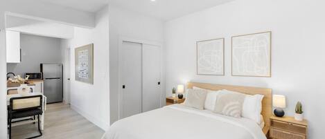 Skrivbord, strykjärn/strykbräda, resesäng och wi-fi