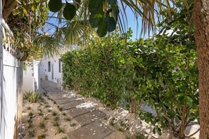 Property grounds - Dania Private Studio | Minutes to Dania Beach (Dania Beach)