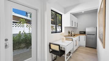 Frigorífico, microondas, horno y placa de cocina