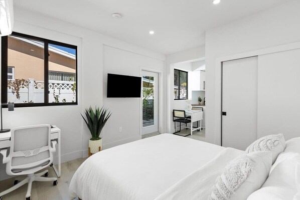 Schreibtisch, Bügeleisen/Bügelbrett, Reisekinderbett, WLAN