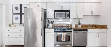 Køleskab, mikrobølgeovn, ovn, kogeplade