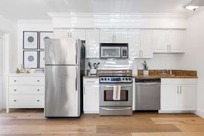 Refrigerador, microondas, horno y parrilla de estufa 