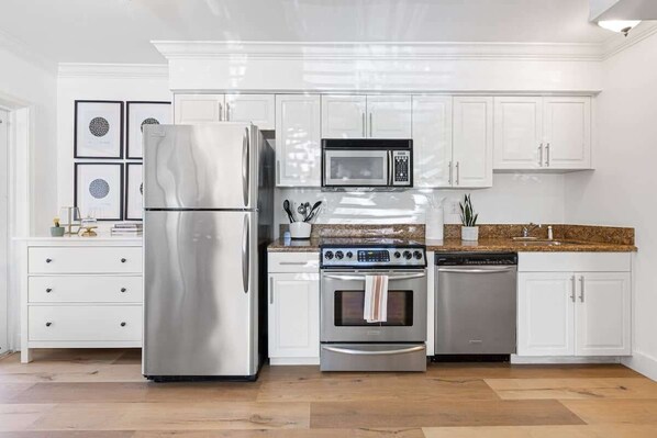 Kjøleskap, mikrobølgeovn, ovn og kokeplater