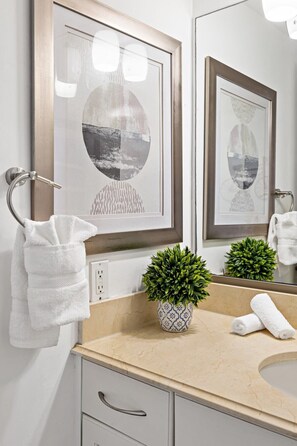 Douche, sèche-cheveux, serviettes fournies, shampoing