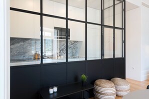 Een koelkast, een microgolfoven, een oven, een kookplaat