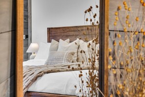 5 habitaciones, escritorio y tabla de planchar con plancha 