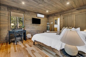 5 bedrooms, desk, iron/ironing board, travel cot - The Retreat | Hot Tub | Game Room | Sleeps 14 (Bethel)
