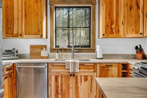 Fridge, microwave, oven, stovetop - The Retreat | Hot Tub | Game Room | Sleeps 14 (Bethel)
