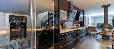 Réfrigérateur, micro-ondes, four, lave-vaisselle