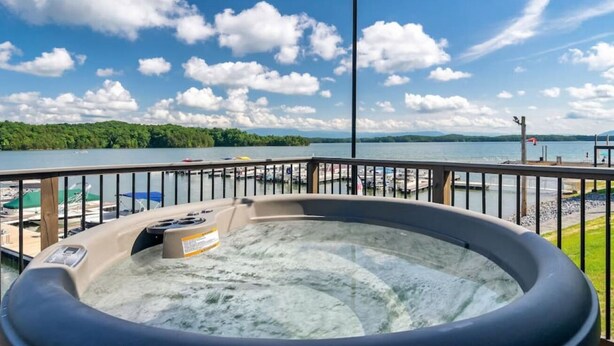 Outdoor spa tub - Lake Escape @ Smoky MTN Lakeside (Dandridge)