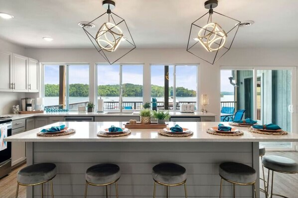 ثلاجة، ميكروويف، فرن، موقد طهي مسطح