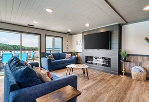 Smart TV, chimenea, videojuegos y futbolito