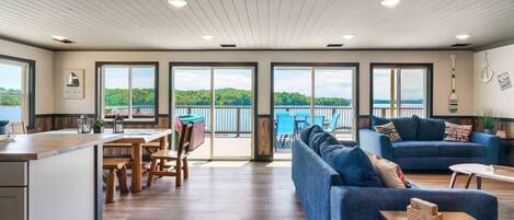 Smart-tv, eldstad, tv-spel och bordsfotboll