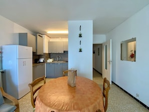 Fridge, microwave, oven, dishwasher - TELLINES - Appartement  avec petite vue mer (Le Grau-du-Roi)