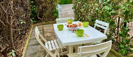 تناول الطعام بالخارج