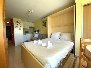 1 dormitorio, tabla de planchar con plancha, wifi y ropa de cama