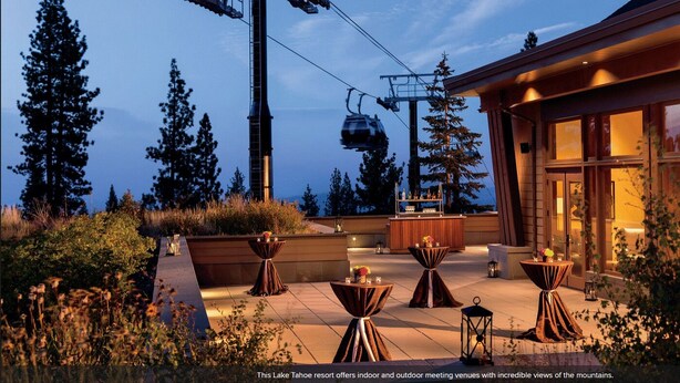 Un resort con espacios para reuniones al aire libre, un bar y vistas a las montañas.