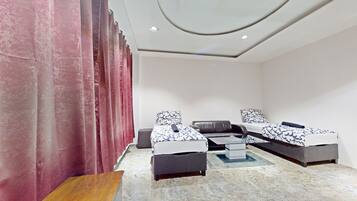 Comfort Double or Twin Room | 1 bedroom, individually furnished, soundproofing, bed sheets