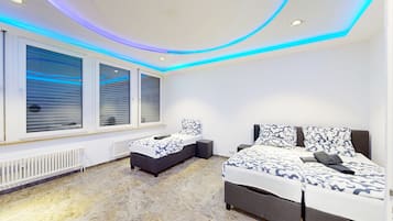 Comfort driepersoonskamer | Individueel gemeubileerd, geluiddichte muren, beddengoed