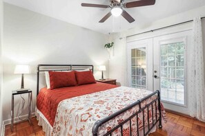 3 habitaciones, escritorio y tabla de planchar con plancha 