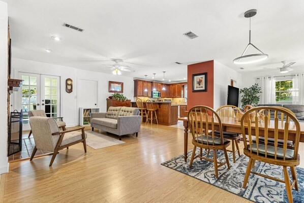 Smart TV, fireplace, books, offices - Not too far for R&R, close to hospitals and UF (Gainesville)