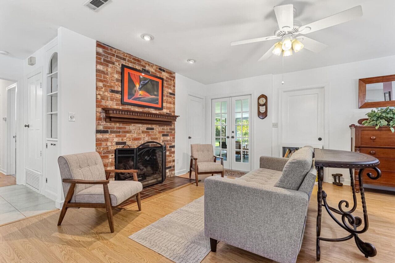 Smart TV, fireplace, books, offices