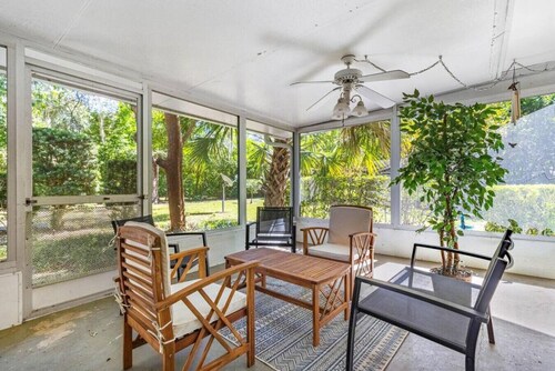 Peaceful and pet friendly, close to hospitals and UF