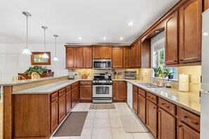 Fridge, microwave, oven, stovetop - Not too far for R&R, close to hospitals and UF (Gainesville)