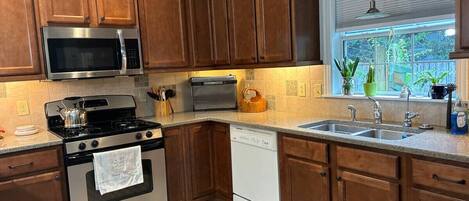 Refrigerador, microondas, horno, placa de cocina