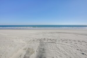在海灘附近