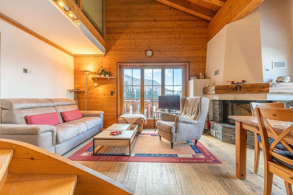 Televisión, chimenea y reproductor de DVD 