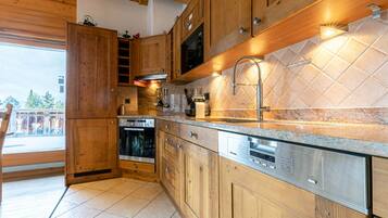 Refrigerador, microondas, horno y lavavajillas