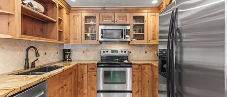 Refrigerador, microondas, horno y parrilla de estufa