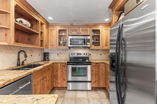 Refrigerador, microondas, horno, placa de cocina