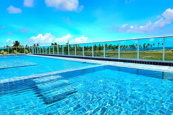 2 buitenzwembaden en een verwarmd zwembad