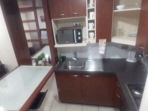 Kjøleskap, mikrobølgeovn, ovn og kokeplater