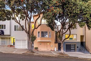 Exterior - Spacious 3 Bed/ 3 Bath in San Francisco. Close to BART/101 Freeway. SFG Hospital (San Francisco)