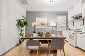 Cookware/dishes/utensils - Spacious 3 Bed/ 3 Bath in San Francisco. Close to BART/101 Freeway. SFG Hospital (San Francisco)