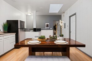 Dining - Spacious 3 Bed/ 3 Bath in San Francisco. Close to BART/101 Freeway. SFG Hospital (San Francisco)