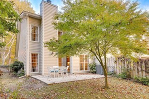 Outdoor dining - Luxury Townhome - 1<br>Mile to The Battery Atlanta (Smyrna)