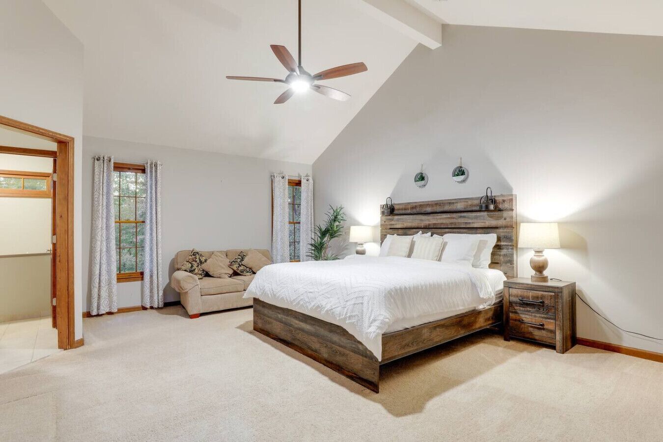 2 bedrooms, desk, iron/ironing board, WiFi