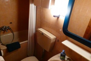 Ducha, secador de pelo, bidet, papel higiénico