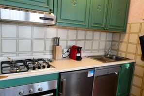 Kjøleskap, ovn, kokeplater og oppvaskmaskin