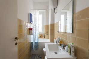 Dusche, Haartrockner, Bidet, Shampoo