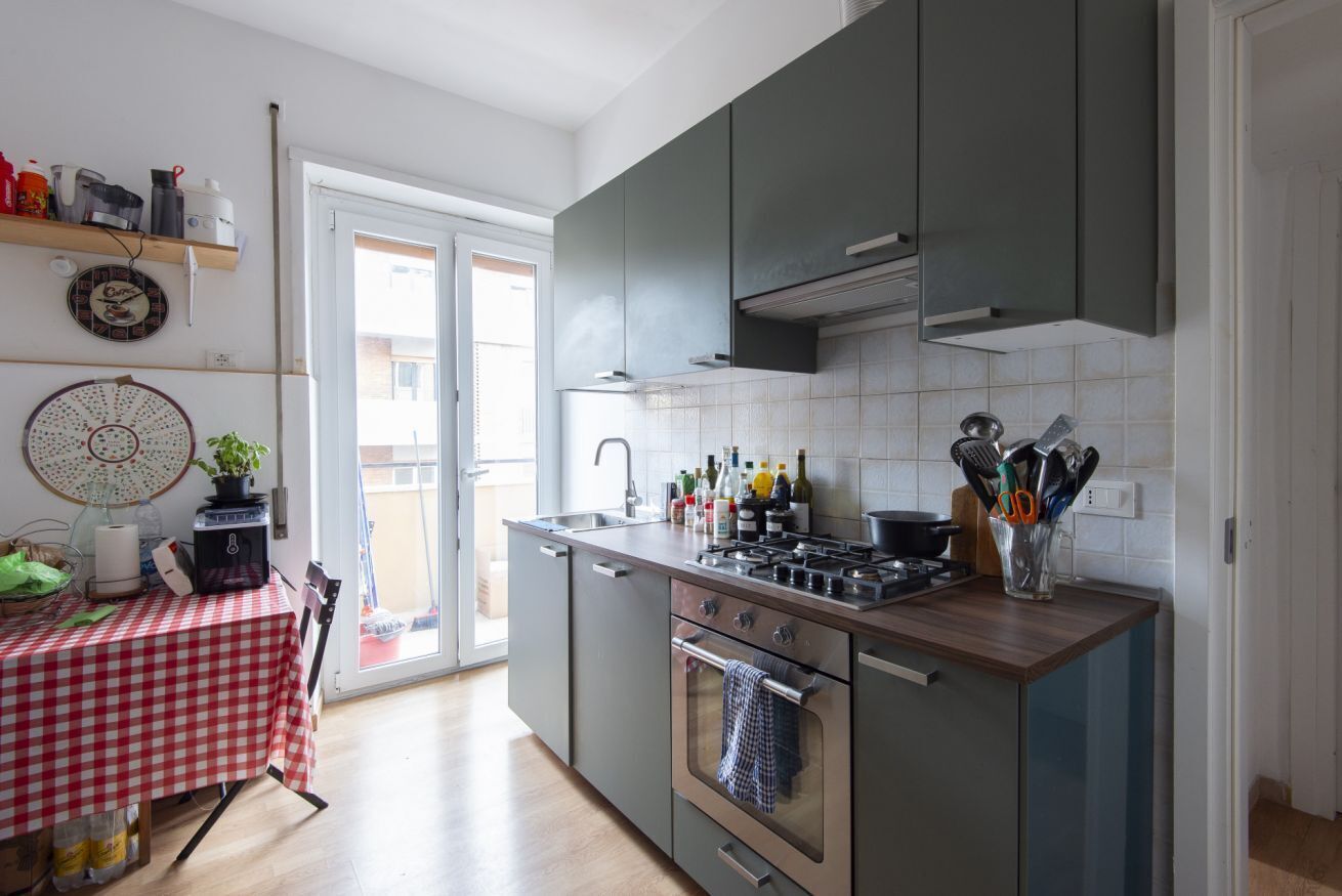 Een koelkast, een oven, een kookplaat, een vaatwasser