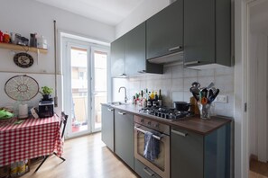 Fridge, oven, stovetop, dishwasher - Trastevere Bright Enchanting Apartment (Roma)