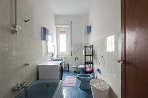 Dusche, Haartrockner, Bidet, Shampoo